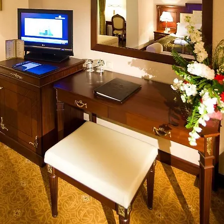 Latanya Palm & Airport Hotel